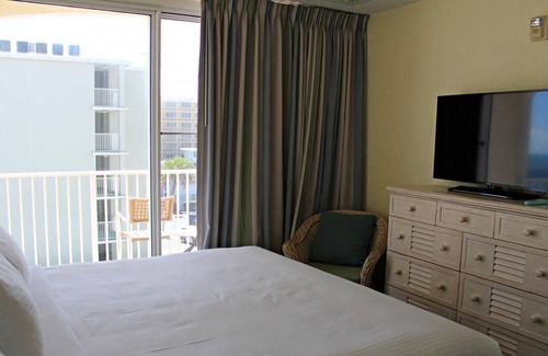 Bostroms Resort | Beach Adventure! 3 Spacious Units, Kitchen, Beachfront, Pool, Surfing