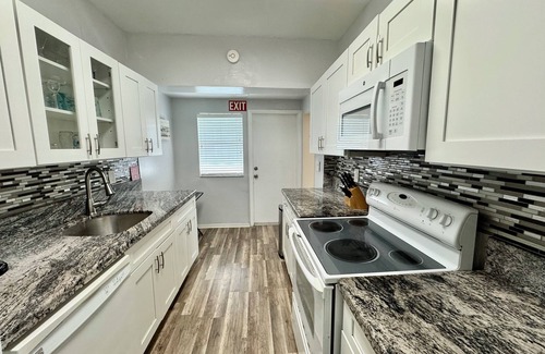 Hollywood South Central Beach Cottage | Beach Bliss 2/2 for 4-Pool-Beach 30 Steps