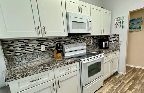 Hollywood South Central Beach Cottage | Beach Bliss 2/2 for 4-Pool-Beach 30 Steps