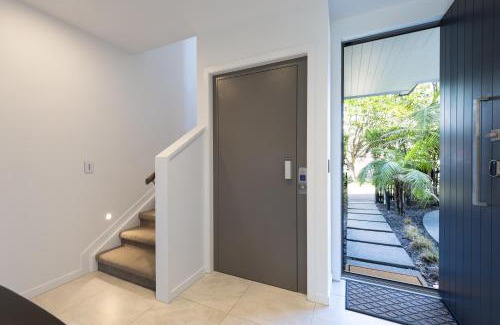 Kohimarama Villa | Beach bliss-Modern luxury holiday home at Kohimarama