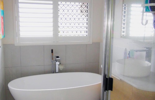 Kewarra Beach House | Beach Bliss, Private Bedroom, Private Lounge & Bathroom, plus Netflix, Wifi