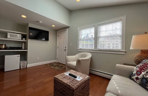 Falmouth Hotel | Beach Breeze Inn