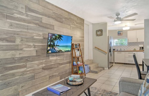 Southgate House | Beach Bum Bungalow-Sarasota-2 bdrm1 bath close to Siesta Key
