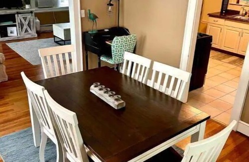 Branford Center House | BEACH BUM CARRIAGE HOUSE with kayaks - steps to beach, park, marinas & brewery!