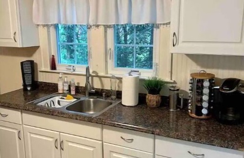 Branford Center House | BEACH BUM CARRIAGE HOUSE with kayaks - steps to beach, park, marinas & brewery!