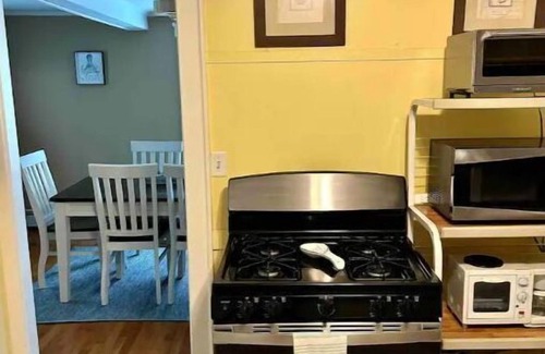 Branford Center House | BEACH BUM CARRIAGE HOUSE with kayaks - steps to beach, park, marinas & brewery!