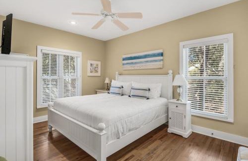 Seacrest House | Beach Bungalow, 3 Min Walk to Beach, Golf Cart, 4 bikes, Wagon