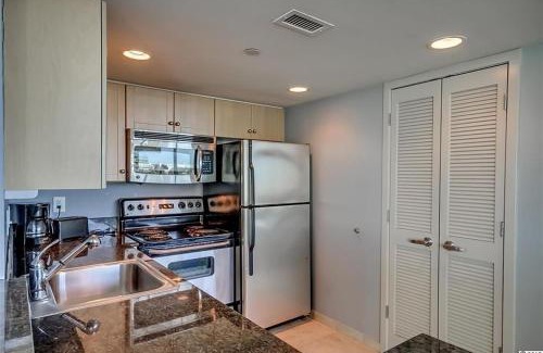 Downtown Myrtle Beach Apartment | Beach condo w pvt balcony & pools