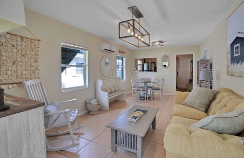 North Central Hollywood House | Beach Cottage, Private Backyard, Market lights