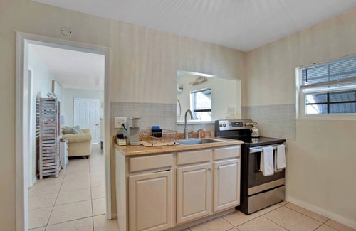 North Central Hollywood House | Beach Cottage, Private Backyard, Market lights
