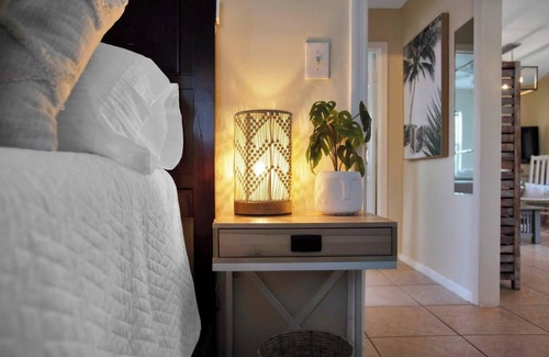 North Central Hollywood House | Beach Cottage, Private Backyard, Market lights