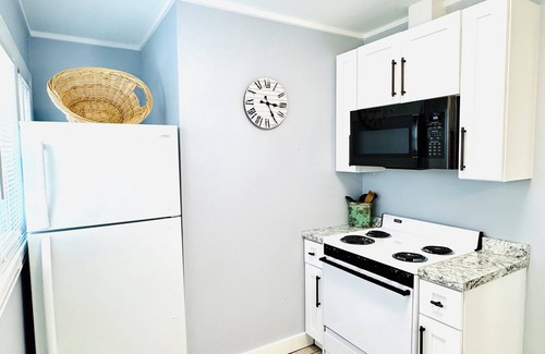 Pass-a-Grille House | BEACH COTTAGE with PORCH/60 SECONDS TO THE WATER