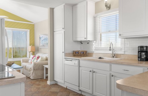 South Nags Head House | Beach Dugout: Semi-Oceanfront, Shared Pool