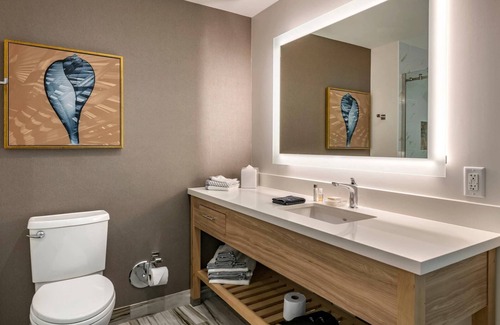 Lauderdale Beach Hotel | Beach Escape | 2 Queen Beds | Steps to Fort Lauderdale Beach