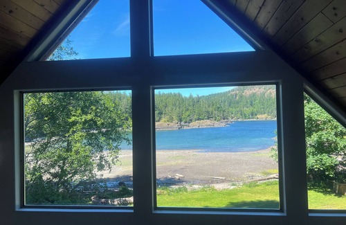 Quadra Island Cottage | Beach front newly renovated 4 bed house quiet safe beach Family Friendly