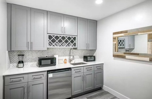 Palm Beach Shores Condo | 🌴 Beach Getaway | Hot Tub | Pets OK! | Fire Pit | Kitchen🌴