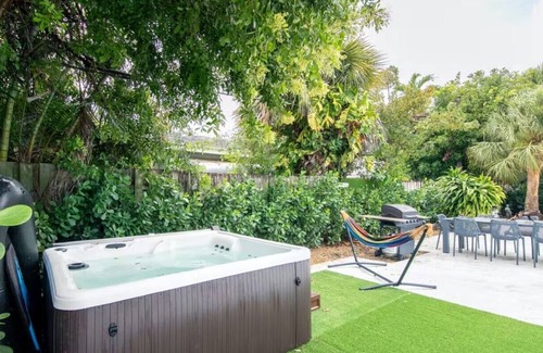 Palm Beach Shores Condo | 🌴 Beach Getaway | Hot Tub | Pets OK! | Fire Pit | Kitchen🌴