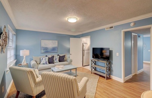 Palmetto Dunes Cottage | Beach Getaway 2BR w/Pool + Modern Comforts