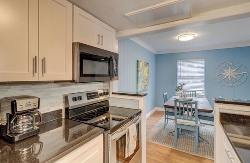 Palmetto Dunes Cottage | Beach Getaway 2BR w/Pool + Modern Comforts