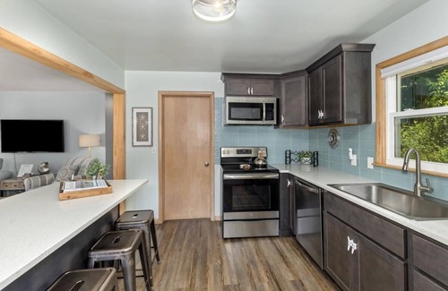 Saugatuck Cottage | Beach Glass Block From Heart of Saugatuck!