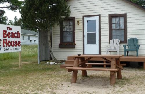 Mackinaw City Resort | Beach House Lakeside Cottages