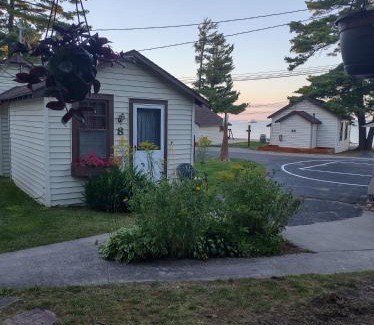 Mackinaw City Resort | Beach House Lakeside Cottages