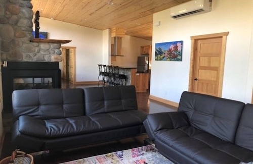 Leavenworth House | Beach House On The River Leavenworth, Privately owned Beach Hot Tub BBQ big yard