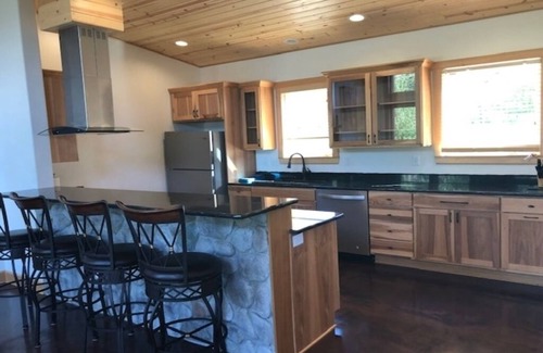 Leavenworth House | Beach House On The River Leavenworth, Privately owned Beach Hot Tub BBQ big yard