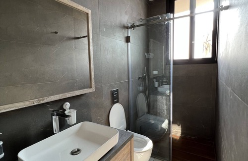 Halat Resort | Beach House RoofTop 2 BR 24/7 power @ Gondola Marine