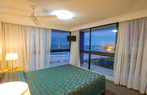 Coolangatta Hotel | Beach House Seaside Resort Coolangatta