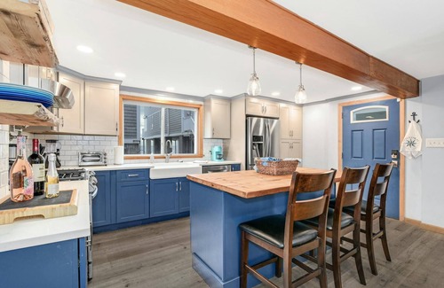 Devon House | Beach House! Walk out door onto the beach! Lots to do nearby! Sapphire Sandbar