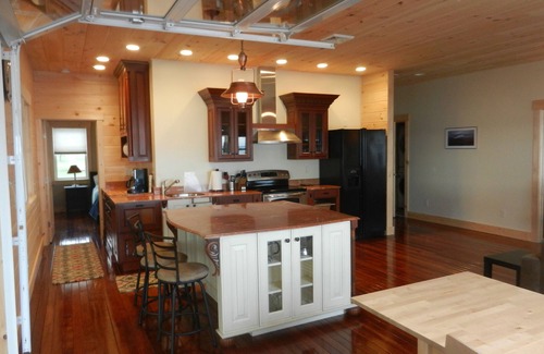 Malletts Bay House | Beach House! Wi-Fi, Central A/C. Live it up on the Beach!