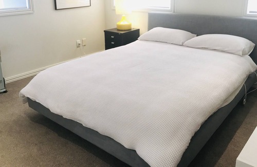 Murrays Bay House | Beach lodge with Seaview - walking distance to beaches