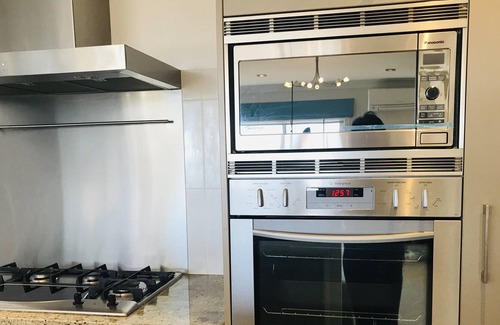 Murrays Bay House | Beach lodge with Seaview - walking distance to beaches