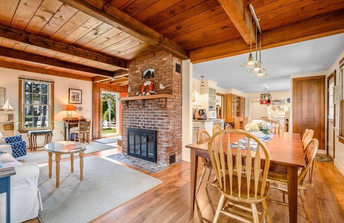 West Harwich House | Beach Plum Cottage - Dog-friendly, deck, sunroom, patio! Sleeps 8 - 3 bed/3 bath