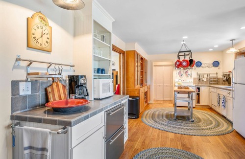 West Harwich House | Beach Plum Cottage - Dog-friendly, deck, sunroom, patio! Sleeps 8 - 3 bed/3 bath
