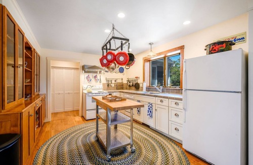 West Harwich House | Beach Plum Cottage - Dog-friendly, deck, sunroom, patio! Sleeps 8 - 3 bed/3 bath