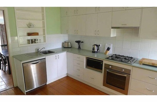 Warrnambool House | BEACH POINT COTTAGE, Pet Friendly, Walk to the Beach and Free WIFI