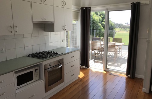 Warrnambool House | BEACH POINT COTTAGE, Pet Friendly, Walk to the Beach and Free WIFI