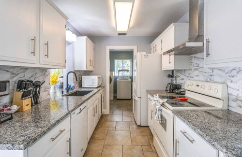 Tropic Palms House | Beach Retreat Downtown Hot Tub