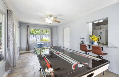 Tropic Palms House | Beach Retreat Downtown Hot Tub