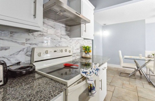 Tropic Palms House | Beach Retreat Downtown Hot Tub