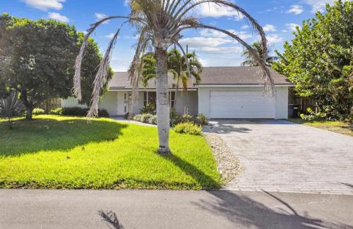 Tropic Palms House | Beach Retreat Downtown Hot Tub