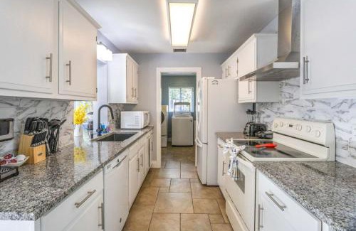 Tropic Palms House | Beach Retreat Downtown Hot Tub