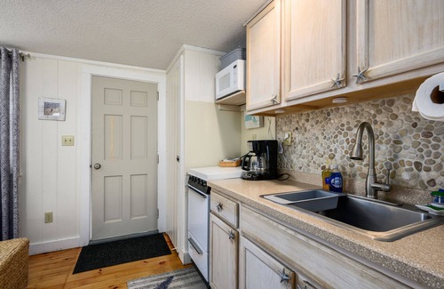 Dennis Port Condo | Beach Retreat I with pool, patio, walk to beach