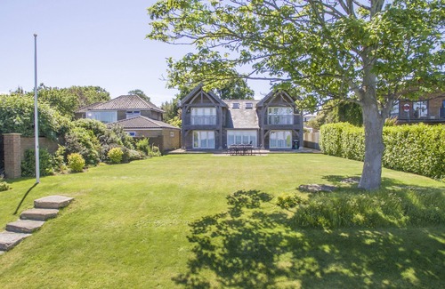 Bembridge House | Beach Side - a house that sleeps 8 guests in 4 bedrooms