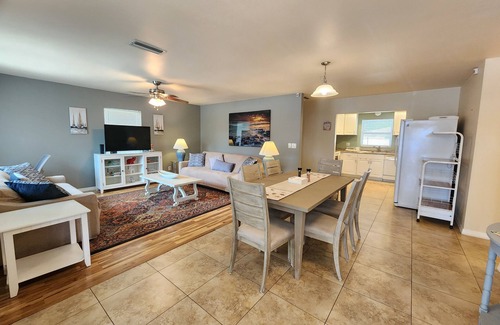 West Bradenton House | Beach Style House w/large backyard, close to fishing, canoeing, and beaches