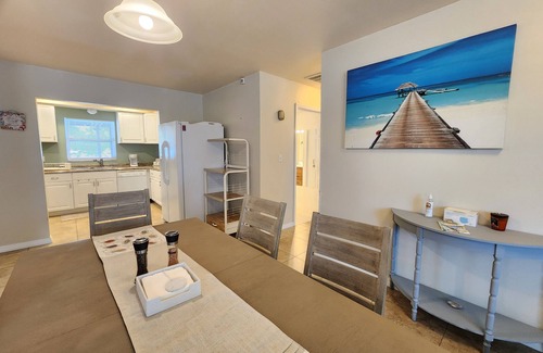 West Bradenton House | Beach Style House w/large backyard, close to fishing, canoeing, and beaches