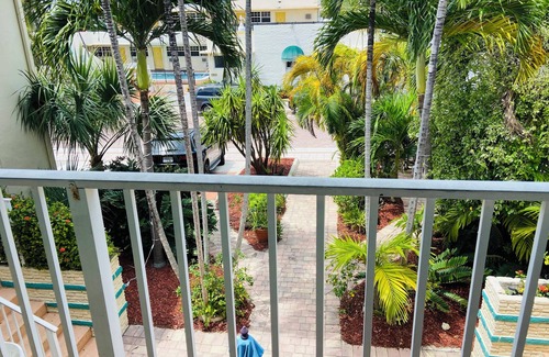 Hollywood Apartment | Beach Tide Motel - #7 1 Bedroom King Bed 1 Queen 1 twin sofa bed