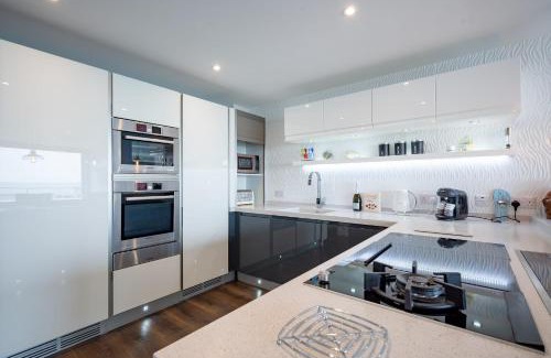 Pevensey Villa | Beach View Breeze Family Holiday Home on the Shore